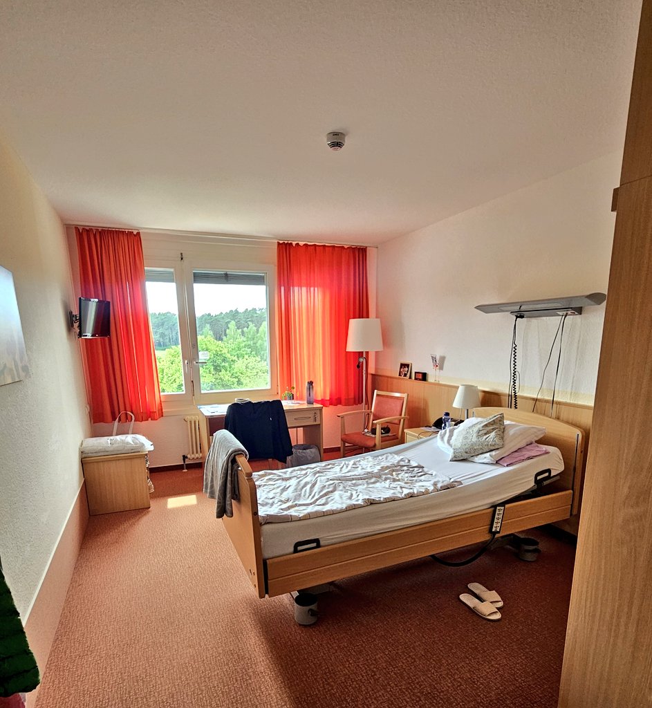 RedtrishAtHome's tweet photo. Ab heute bin ich endlich In der Rehaklinik, in den Zimmern ist etwas die Zeit stehen geblieben 😄.
Die Umgebung ist sehr schön, und anscheinend sagen sich hier Fuchs und Hase gute Nacht, direkt an der Klinik kreuzte ein Reh meinen Weg 😍. https://t.co/vpLAY5Nq0f