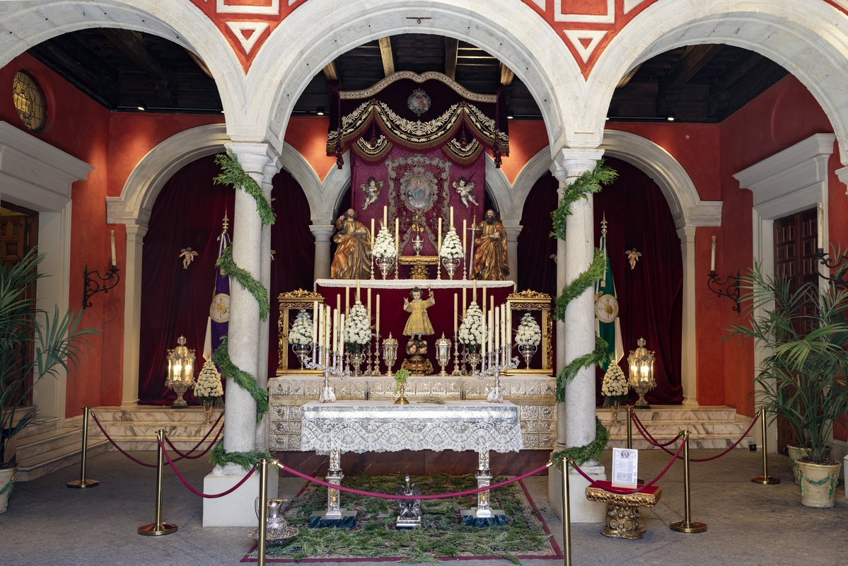 Hdad_Macarena's tweet photo. 🟢 ALTAR CORPUS | Con ocasión de la Solemnidad del Corpus Christi, nuestra Hermandad ha instalado un altar efímero en el apeadero de la sede de la Fundación @Cajasol, situado en la plaza de San Francisco.

📸 @Randofer94 / @PMFotoscofrades 

En el siguiente hilo te explicamos todos los detalles de nuestro altar eucarístico 🧵 1/3