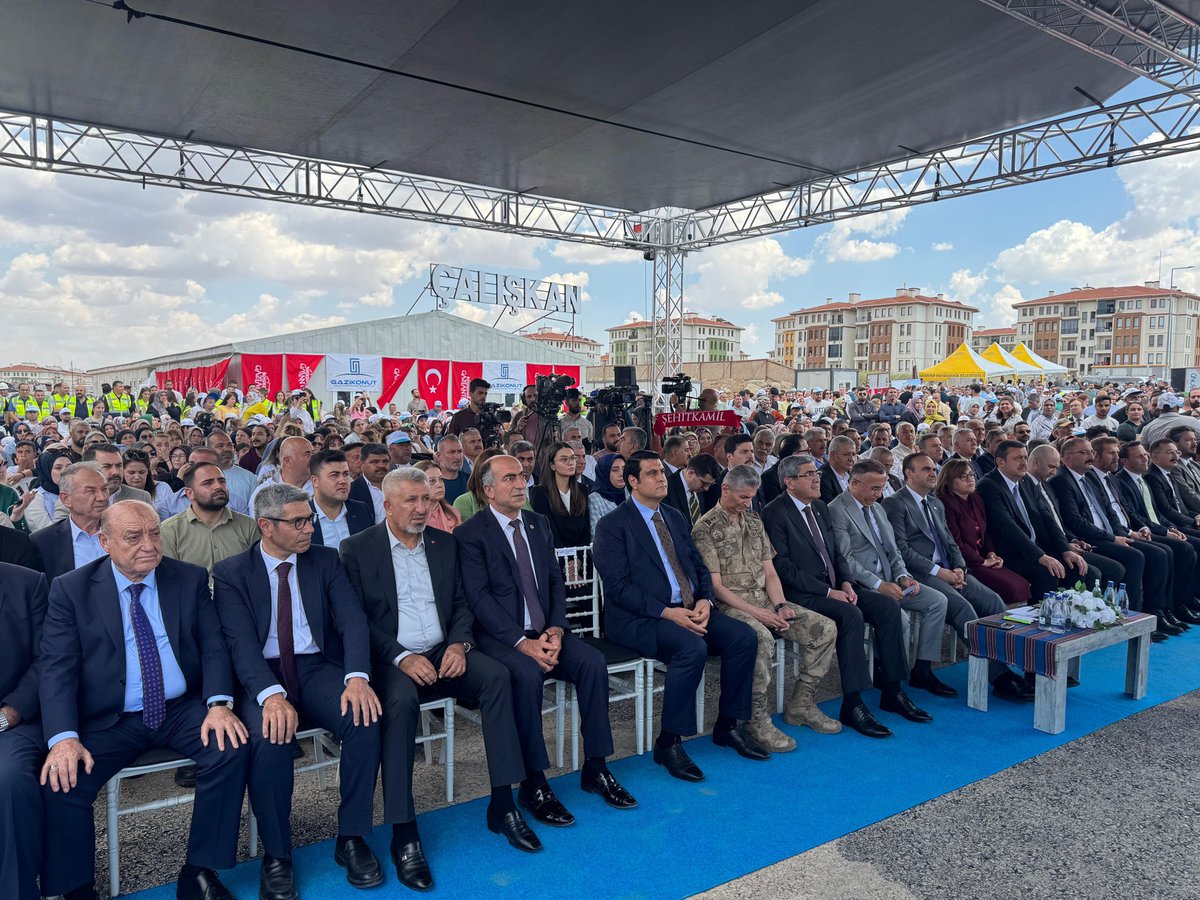 bese_yakup's tweet photo. 📍Kuzeyşehir 

Sanayi ve Teknoloji Bakanımız Sn. Fatih Mehmet KACIR, Gaziantep Valimiz Sn. Kemal ÇEBER, AK Parti Gaziantep İl Başkanımız Sn. Fatih Muhaddis FEDAİOĞLU, Gaziantep Büyükşehir Belediye Başkanımız Sn. Fatma ŞAHİN, AK Parti Gaziantep Milletvekilimiz Sn. Mehmet Eyup ÖZKEÇECİ, Şehitkamil Belediye Başkanımız Sn. Umut YILMAZ, AK Parti Gaziantep İl Kadın ve Gençlik Kolları Başkanlarımız Sn. Dilan ENSARİ ŞAHİN, Sn. Mustafa DURMUŞ, AK Parti Şehitkamil İlçe Başkanımız  Sn.İsmail GÜLER  Kadın Kolları Başkanımız Sn. Yasemin KARACA ERSÖZ ve Şehitkamil Gençlik Kolları Teşkilatımız ile birlikte;

Gaziantep Büyükşehir Belediyemiz tarafından hayata geçirilen Kuzeyşehir Gazi Konut 2.000 Daire Temel Atma Töreni’ne katıldık.

Şehrimizin gelişimine, vatandaşlarımızın daha modern ve güvenli yaşam alanlarına kavuşmasına katkı sağlayacak bu önemli projenin Gaziantep’imize hayırlı olmasını diliyor, emeği geçen herkese teşekkür ediyoruz.

@mfatihkacir
@avyusufibis
@abdulhamitgul 
@ferdisenel25
@fmfedaioglu 
@FatmaSahin 
@avmustafadurmus 
@ismailguler027
@umutymz 
@avyaseminkaraca
@AKPartiG_Antep 
@AKGenclikGM