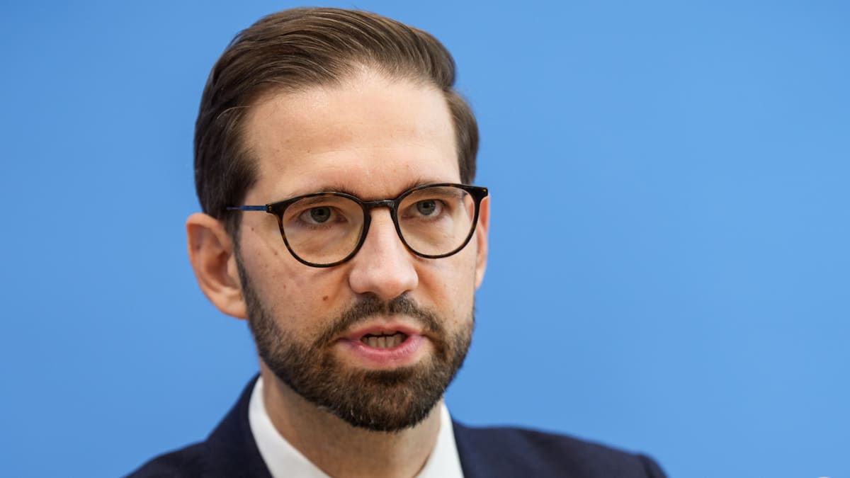 welt's tweet photo. Bundesregierung kritisiert AfD-Reise nach Russland – läuft deutschen Interessen „klar zuwider“ https://t.co/f3iT4DLKcM https://t.co/5rRkac63Hd