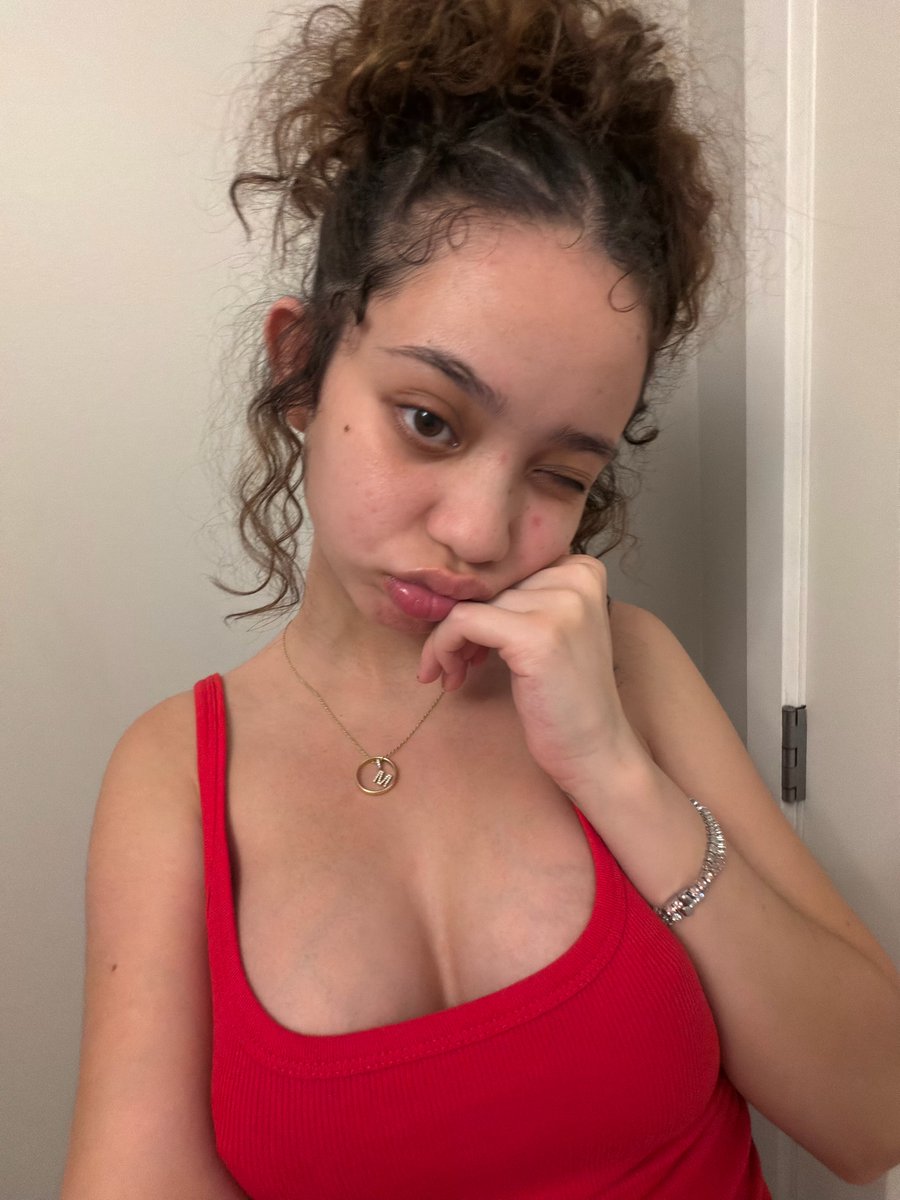 angelica👾 tweet media