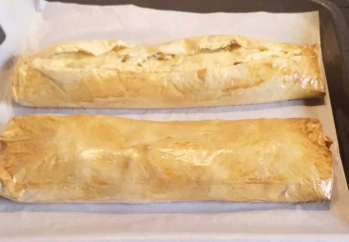 HeliHel41509319's tweet photo. Bin Stocksauer auf mich selbst. Der #TopfenStrudel ist aufgeplatzt. Trotz anstechen. Der #Apfelstrudel hat es überlebt. Meine Nachbarn werden mit mir schimpfen. 😂👀. Ich verschenke ja immer die Hälfte. https://t.co/33d7zhTcQ7