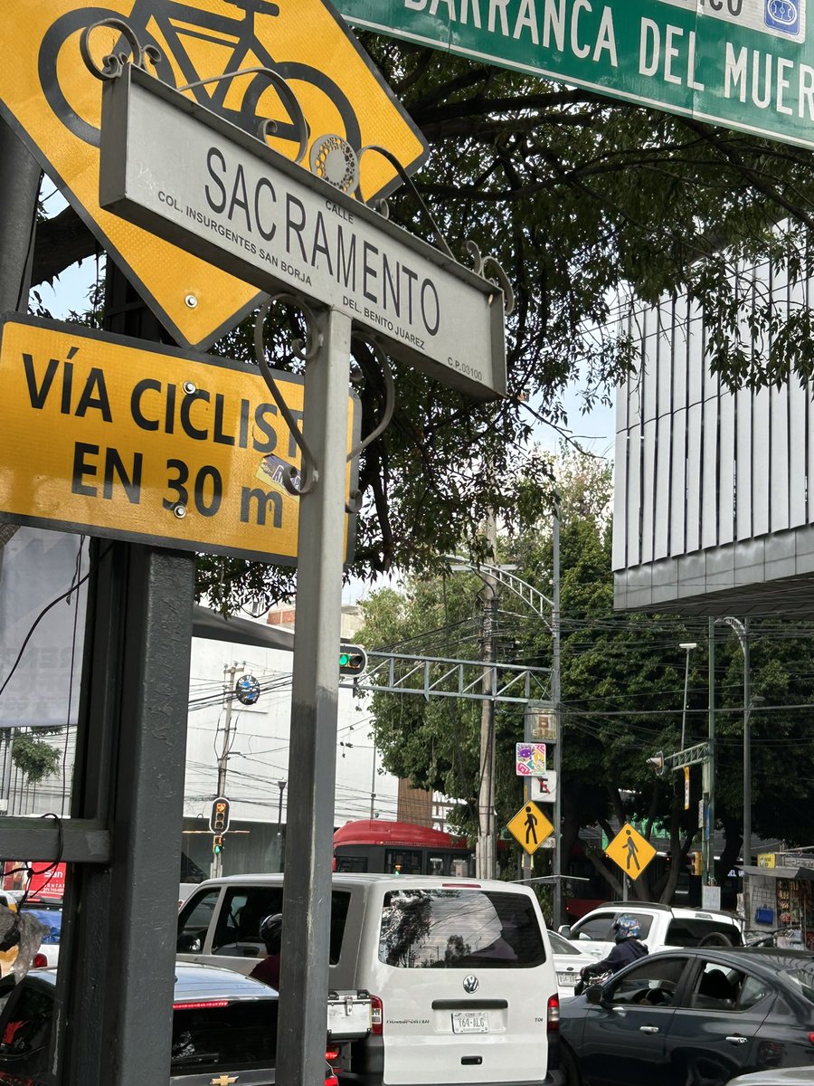 Emmanuel_Lazos's tweet photo. Gallinas, descabezadas, en la esquina de Sacramento y Eje 5, en la Del Valle. Los restos están ahí desde ayer por la mañana.

Probablemente “usos y costumbres”… 🙄

@En_laDelValle 
@AgatanCdmx 
@SSaludCdMx 
@BJAlcaldia 
@AccionesBJ https://t.co/p291V6NT78