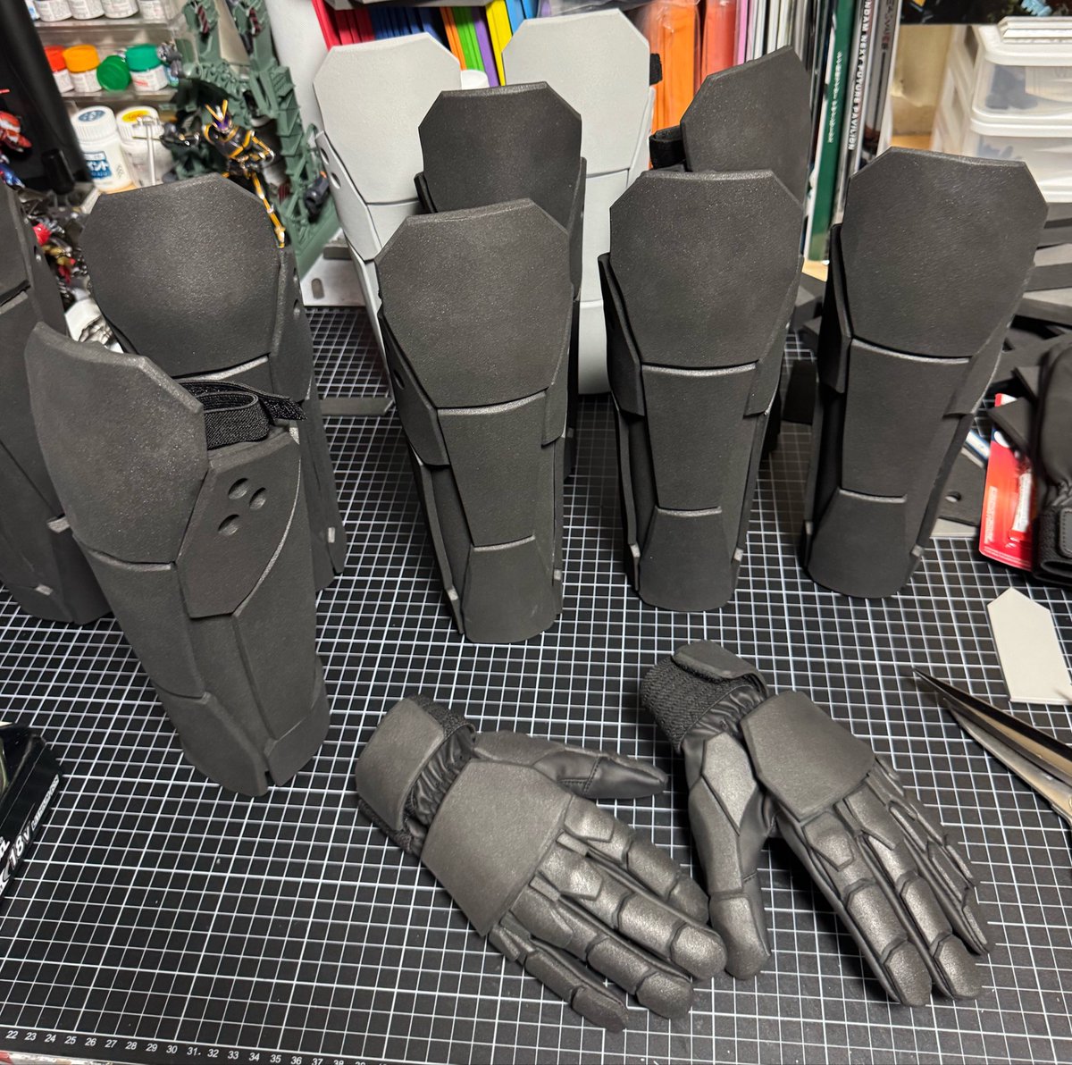 wild1324's tweet photo. 女性向けガントレットとアーマーグローブが販売出来るレベルまで来たので量産！！！
(何回も奥さんに装着してもらいましたw)

初出しは重力祭になります！！！
テスターのご用意もありますのでみなさんぜひ会場で触って装着して強くなった気分を味わってください👍🔥

＃大牙重工 https://t.co/PITIHx4OzM