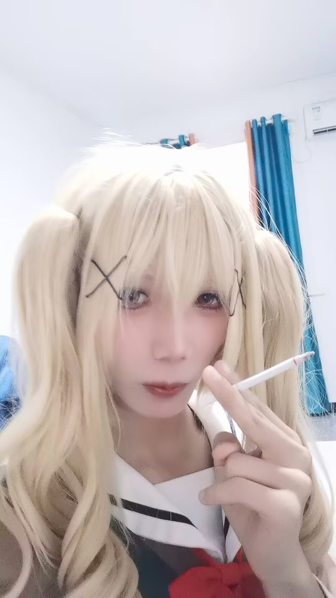 Otae_Shimada's tweet photo. 不抽烟，拿别人烟拍的 https://t.co/oqhl5WXLGF