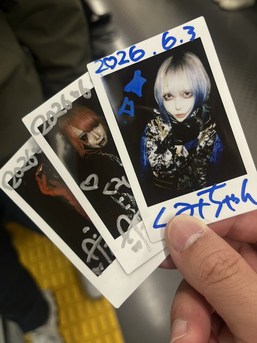 mid_oh_tail's tweet photo. 山手線でチェキ拾ってこれ(くみちゃんさん、お届けいたし��すので、女オタオタさせてください) https://t.co/PaXaHZEP5s