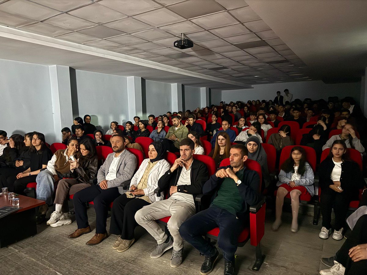 Yuksekova_Aihl's tweet photo. Okulumuzda düzenlenen Şiir Dinletisi’nde öğrencilerimiz, birbirinden güzel şiirleri seslendirerek edebiyatın büyülü dünyasını sahneye taşıdı.Programda emeği geçen öğretmenlerimize ve öğrencilerimize teşekkür ederiz @Hakkari_MEM @nrtttin_ylmz @yuksekova_mem @ctn_kdr @Mustafacan_30 https://t.co/lsQunO896Y