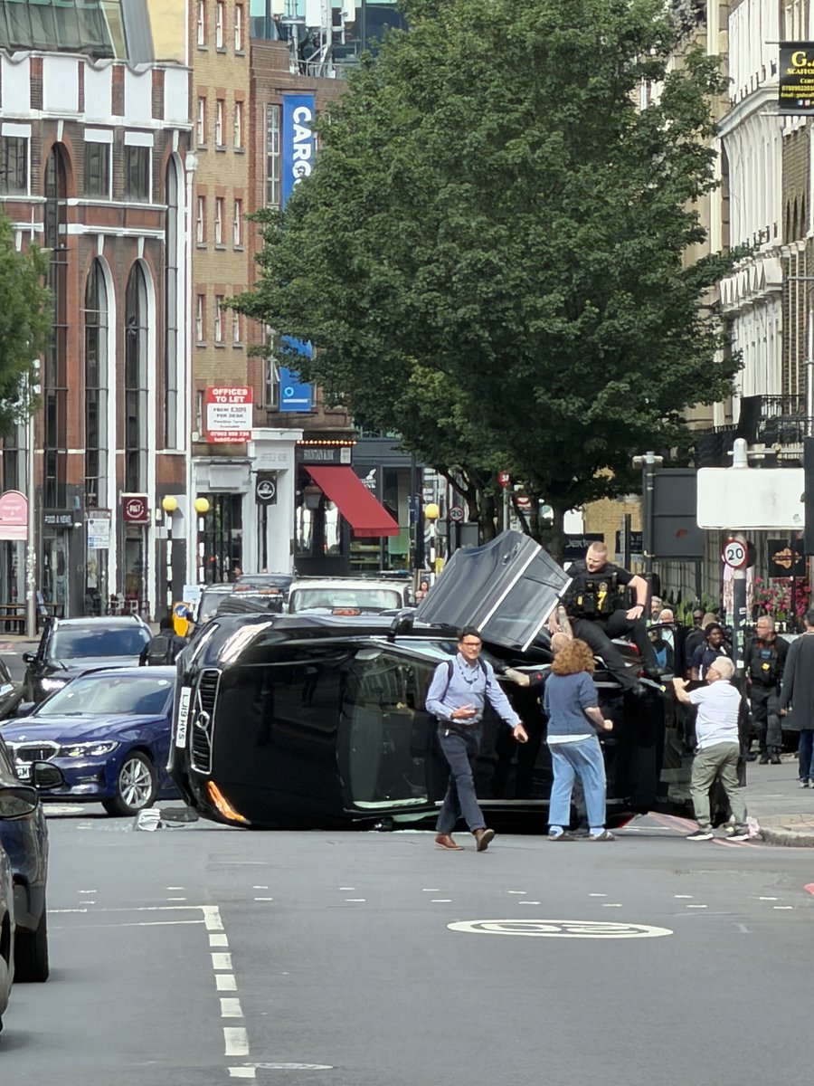 TheStebe's tweet photo. Stamford street in London incident happening right now.

Unmarked cars topped over vehicle just now https://t.co/0ZAx1qYduT