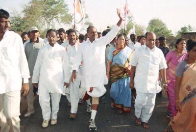 Interfail__Balu's tweet photo. Padayatra appudu road meeda kukka ni kottakunda undalisindi YSR garu..

Eppudu choodandi meeru.. aa kukka ni edo annaru ani vagutunnadu 😂😂😂 https://t.co/hvw5ocjLNw