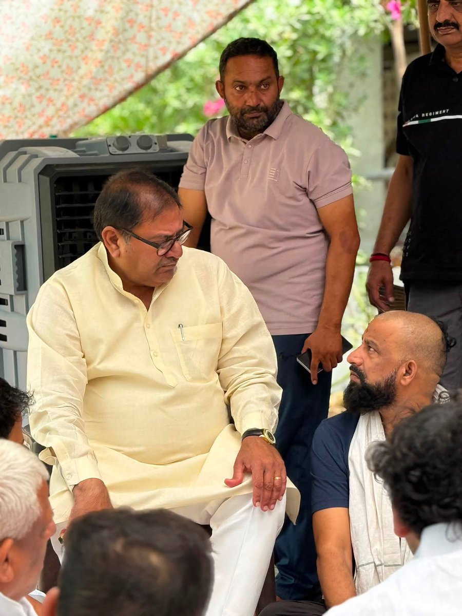 AbhaySChautala's tweet photo. प्रदेश के हितों को लेकर मजबूती से लड़ने वाले संघर्षशील साथी नवीन जयहिंद जी के पूज्य पिताजी के निधन पर उनके निवास स्थान पहुँचकर श्रद्धांजलि अर्पित की…

ईश्वर दिवंगत पुण्यात्मा को अपने श्रीचरणों में स्थान दें और परिवार को यह असीम दुःख सहन करने की शक्ति प्रदान करें। https://t.co/G7kw6vS8rH