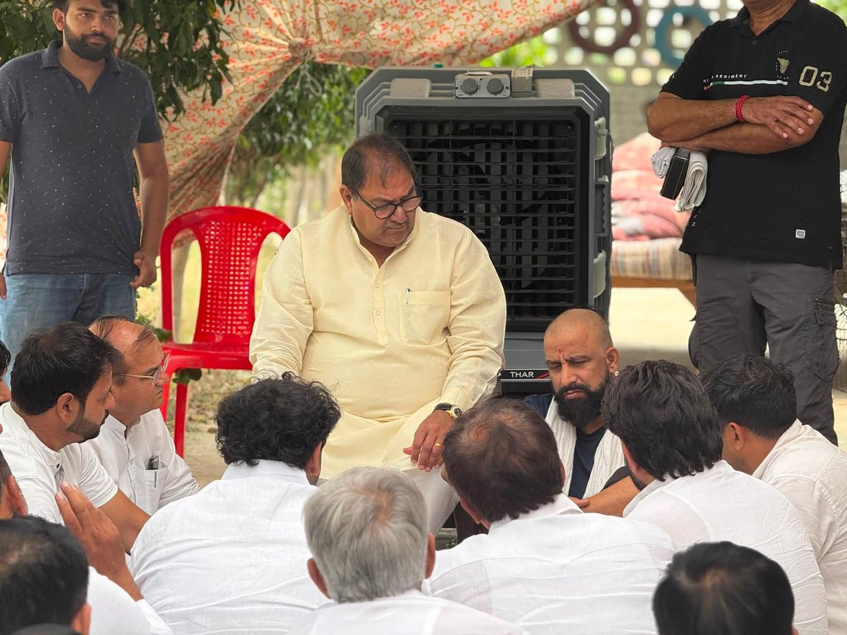 AbhaySChautala's tweet photo. प्रदेश के हितों को लेकर मजबूती से लड़ने वाले संघर्षशील साथी नवीन जयहिंद जी के पूज्य पिताजी के निधन पर उनके निवास स्थान पहुँचकर श्रद्धांजलि अर्पित की…

ईश्वर दिवंगत पुण्यात्मा को अपने श्रीचरणों में स्थान दें और परिवार को यह असीम दुःख सहन करने की शक्ति प्रदान करें। https://t.co/G7kw6vS8rH