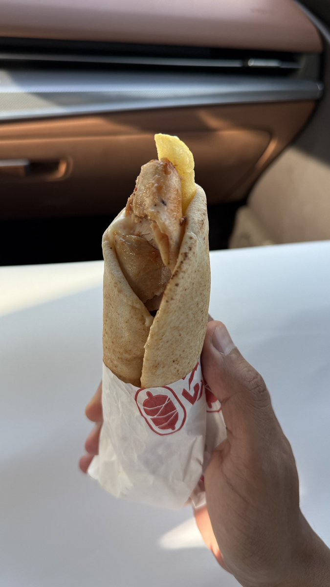iak00l's tweet photo. تاخذ شاورما بخبز القرصان او آبعة ب٣ريال
من اليوم الاربعاء الى السبت.
عند شاورما"دخنة"فرع العارض-شارع الكوثر بعد النسيم والروضة
-دجاجهم محلي مبرد
>الشاورما سعرها ب٦ بس علشان الافتتاح ب٣ اربع ايام ولكل شخص ٧حبات علشان الكل يستفيد.
>جديدهم البروستد ب١٩"انصحكم بالحراق" 
>كلوب شاورما لذيذة ب١٦مع البطاطس والصوصات.
>والصاروخ ب١٣
>وعلى كلامهم العرض بيتوفر في التطبيقات.