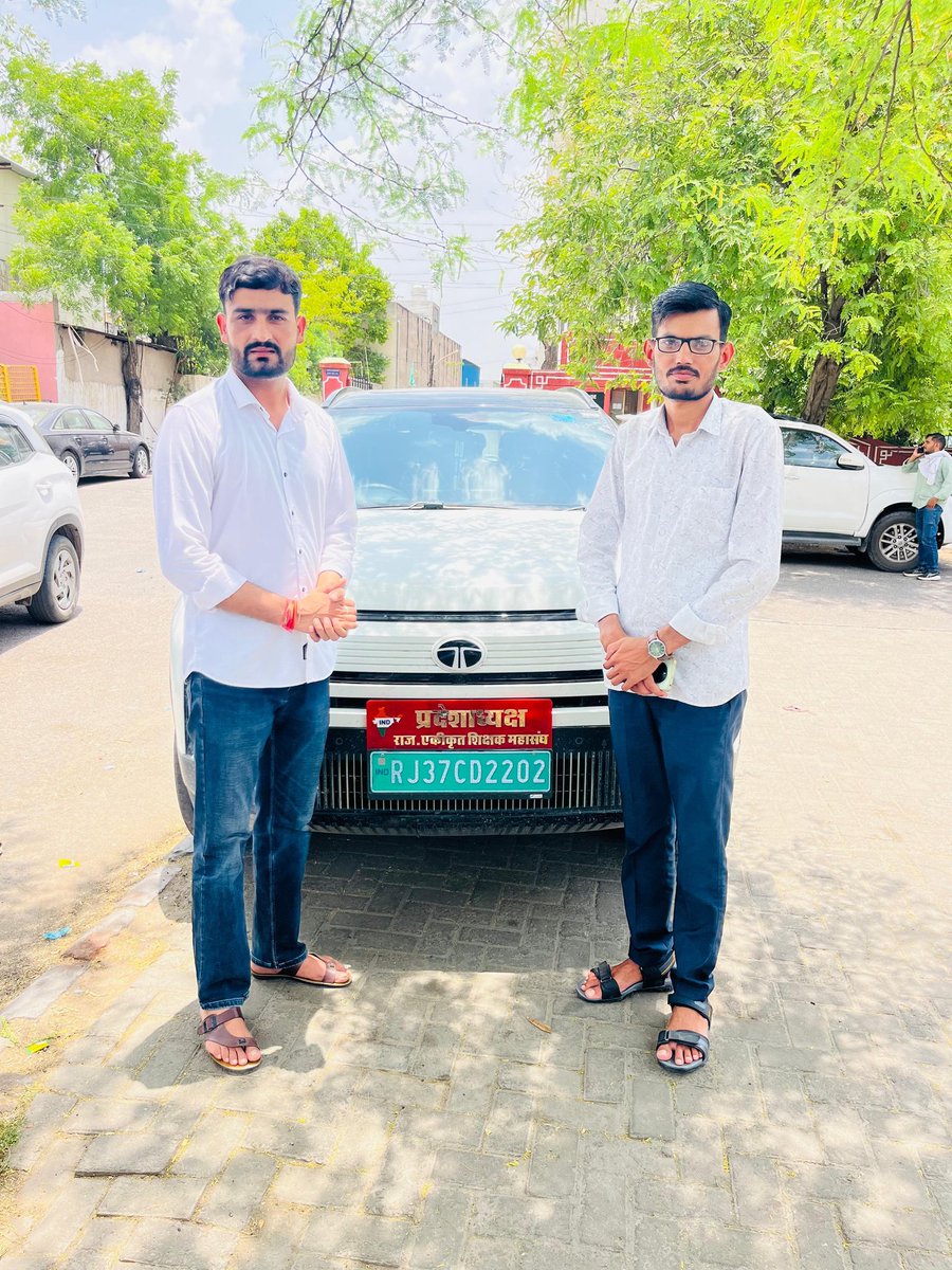 JaniVaga's tweet photo. आज जयपुर में @RESMA_7 के प्रदेशाध्यक्ष भाई @JATbera1 जी से हमारे शिक्षक साथियों के साथ मुलाकात हुई। https://t.co/Lpd4EXRfqo
