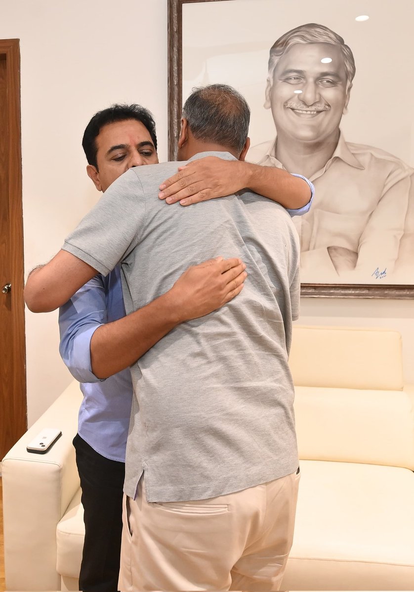 BTR_KTR's tweet photo. హరీష్ రావు గారిని వారి నివాసంలో మర్యాదపూర్వకంగా కలిసి జన్మదిన శుభాకాంక్షలు తెలిపిన బీఆర్ఎస్ వర్కింగ్ ప్రెసిడెంట్ కేటీఆర్.

@KTRBRS @BRSHarish https://t.co/FYOmGG3bAc
