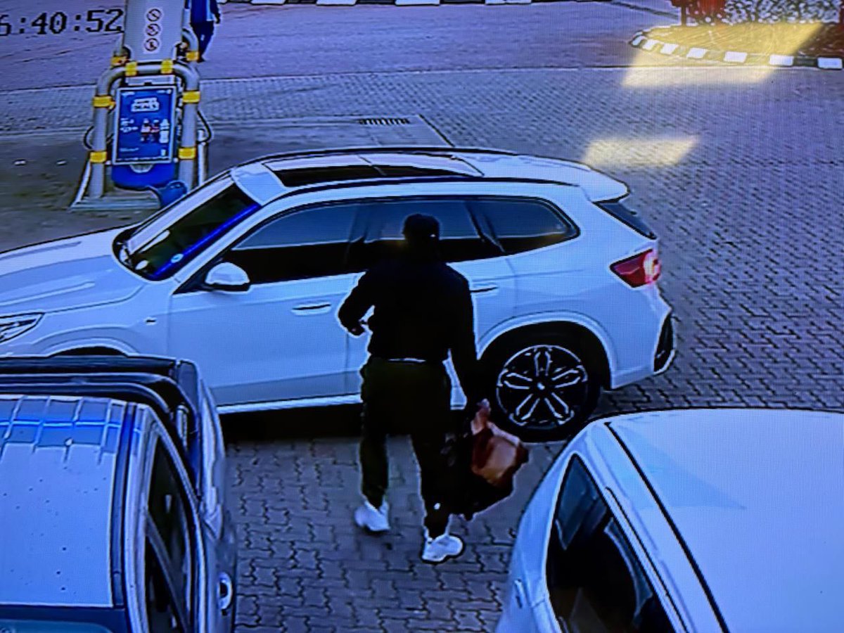 Abramjee's tweet photo. Rosehaven, JHB: N4 handbag and laptop from bakkie- car jamming. https://t.co/ErpmlWIf2F