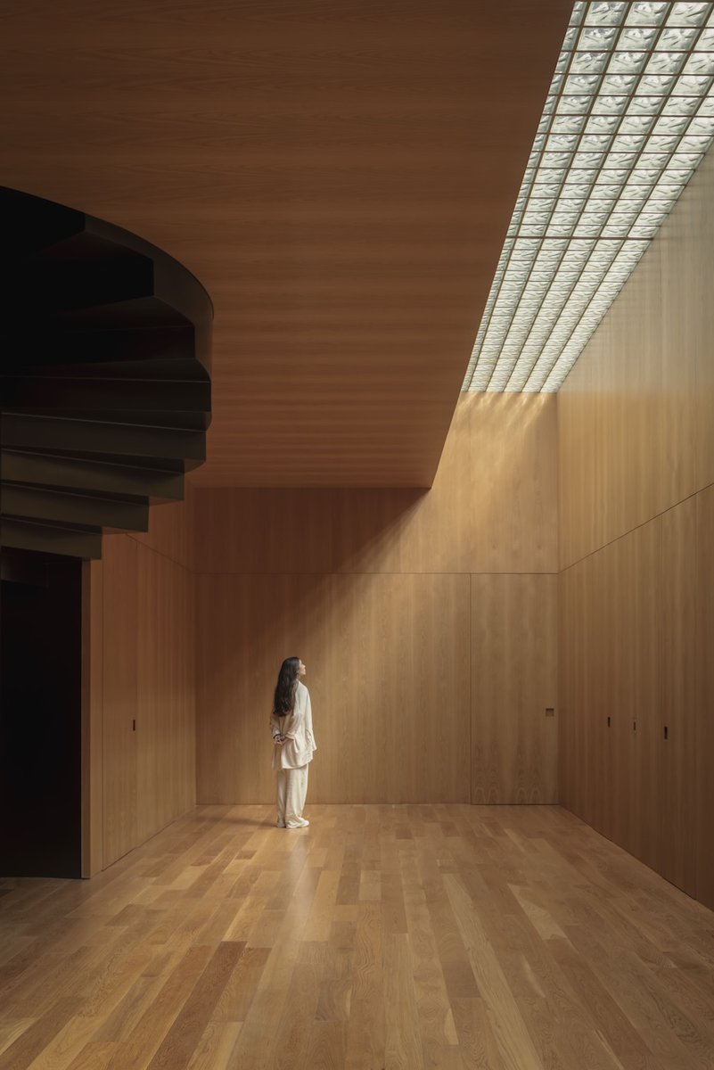 Architizer's tweet photo. A wing-like timber roof crowns this hillside home, where the main living spaces open toward the horizon from the site's highest point.

📍 Bragança Paulista, Brazil
Project by: STUDIO ARTHUR CASAS
Details: https://t.co/r6qrMx57xa https://t.co/y86uiaEtLH