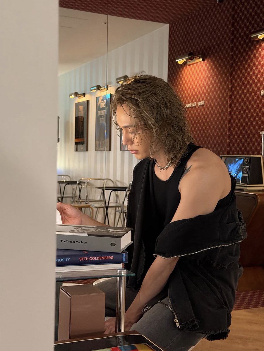 randomilhoon's tweet photo. — [♡] ; 260603 • Jung Ilhoon Instagram Post

“Me looking at me looking at me 🦸🏻‍♂️” https://t.co/rt73YWLEbP