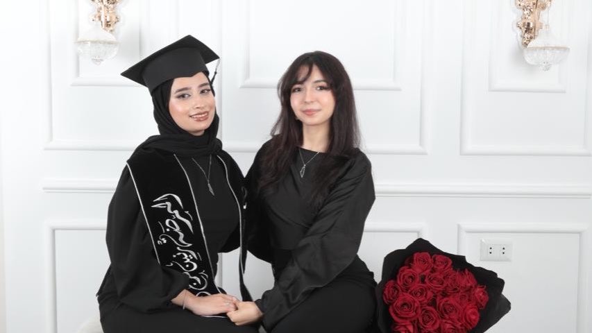 rawdaa04's tweet photo. يا جماعة
قرة عيني ورفيقة دربي وصديقة عمري رح تتخرج
مش قادرة اعبر قديش انا فخورة❤️
بقيم هاي اللحظة♾️/10
ديروا بالكم يا شوية ممرضين رنين اجتكم https://t.co/38An3CQPM9