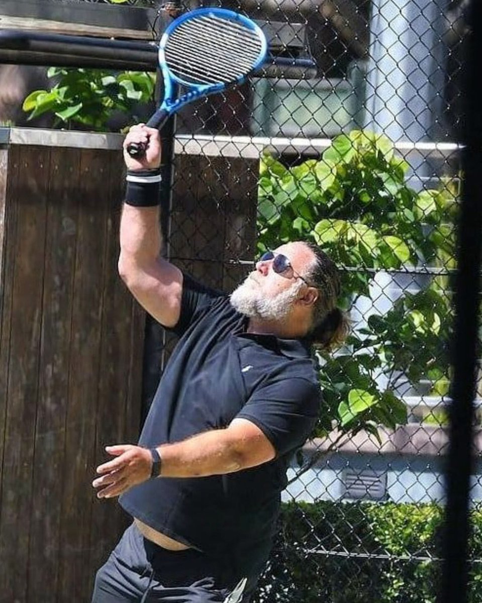 RussellFansCon's tweet photo. They say keep your eye on the ball, but I’m just focused on not pulling a hamstring! Game on.
#RussellCrowe #TennisLife #WeekendVibes #CandidMoments #GameSetMatch #ActorOffDuty https://t.co/mclFgGKDdf