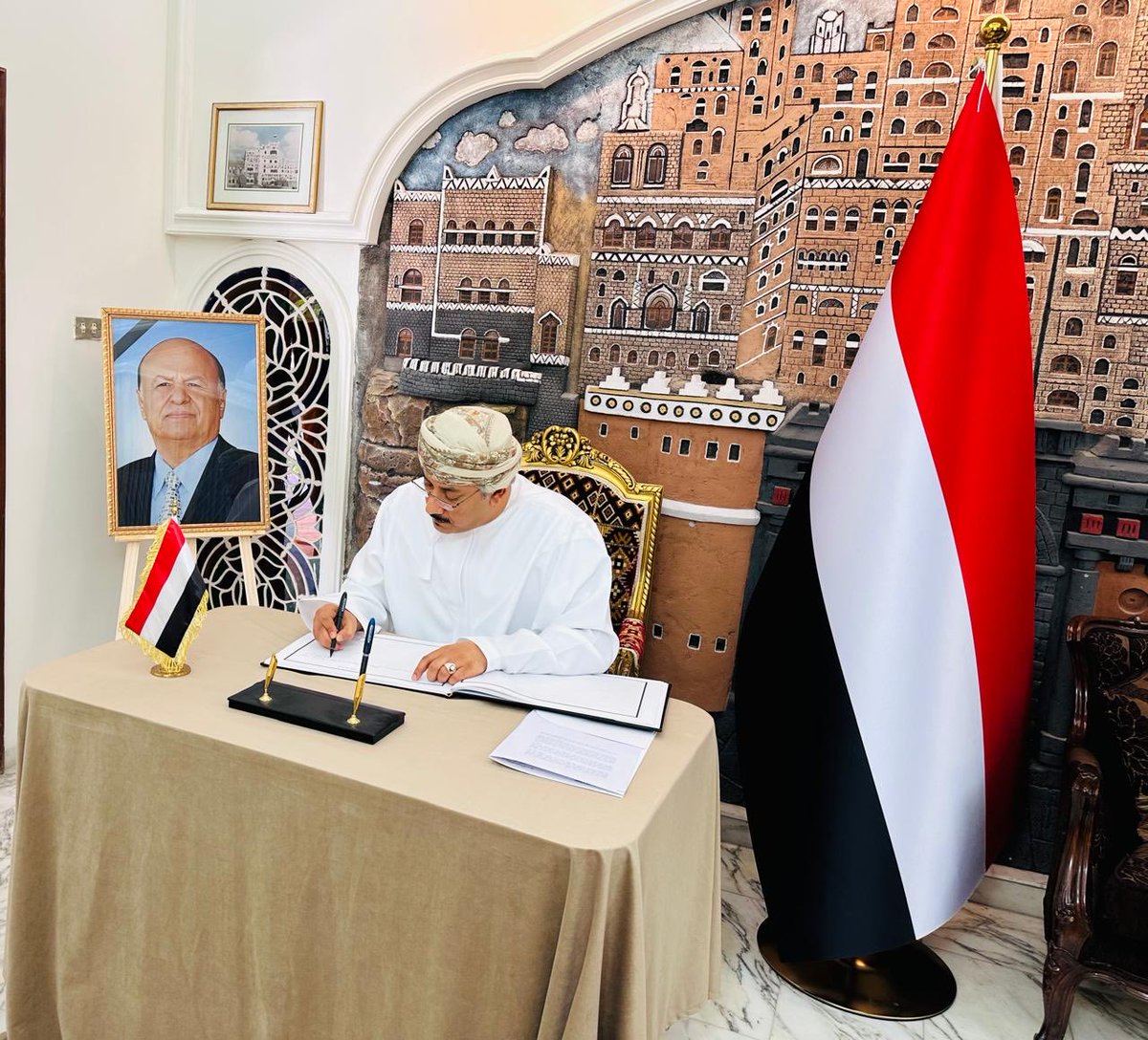 OmanEmbassyJOR's tweet photo. سعادة السفير  الشيخ فهد بن عبدالرحمن العجيلي يقدم واجب العزاء في وفاة المغفور له بإذن الله تعالى المشير  عبدربه منصور هادي رئيس الجمهورية اليمنية السابق، وذلك بمقر سفارة الجمهورية اليمنية الشقيقة لدى الأردن. https://t.co/fFZ99bfUjC