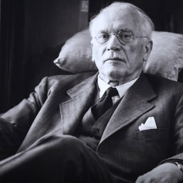 Fparrhesia's tweet photo. Jung;

"İyi bir şifacı yaralı olmalıdır. Yarası olmayan şifacı iyileştirici olamaz." der. 

"Sana büyük acılar vereceğim, çünkü senin büyük sevinçler yaşamanı istiyorum." diye ekler Oruç Aruoba.

Zirâ hayata 'aynı açıdan' değil 'aynı acıdan' bakmış olanlar anlaşabilir.. https://t.co/DrC9Mtc8zC