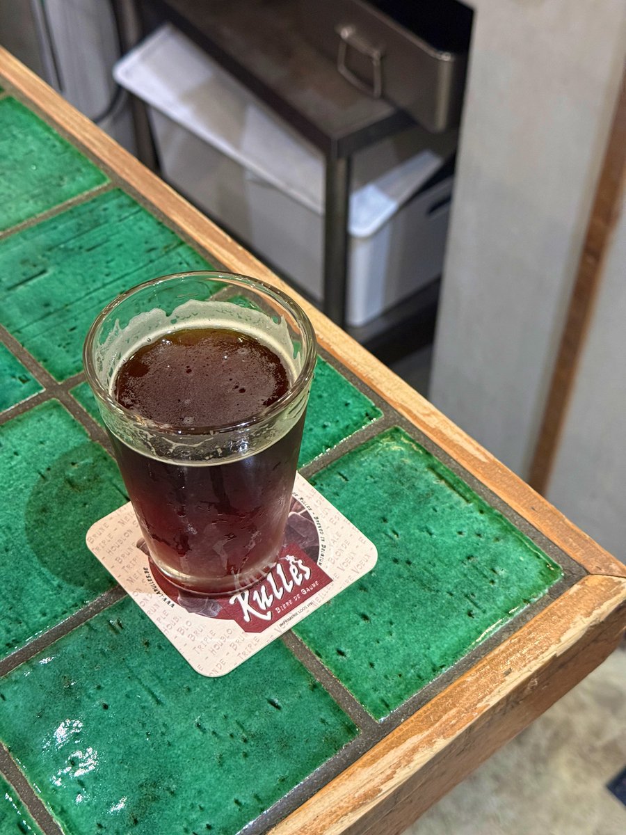 GRRmire's tweet photo. Arrogant Bastard Aleは” 昔愛したあの味”が口の中で爆発する。
初っ端から喉の奥にくる昨今ビールが無くそうと頑張ってきた強めの苦さと、鬼のモルティ度、すこーしの甘さで、分厚めのパイントが似合う。
食堂はそれに合わせるご飯も色々あって今日は新メニューのしらすとズッキーニのオーブン焼き。 https://t.co/ezOZSljxMD