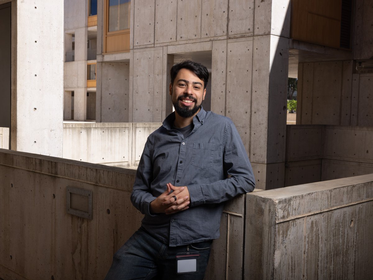 salkinstitute's tweet photo. Congratulations to Talmo Pereira, PhD, on joining Salk's faculty as an assistant professor! 🎉

Pereira is a computational neuroscientist who develops AI-based tools to study how living things move, from plants to humans, to better understand how brains, bodies, and behaviors work.

As a Salk Fellow, his lab pioneered markerless motion capture using deep learning through the open-source software tool SLEAP, now used by tens of thousands of researchers in more than 90 countries to study everything from subcellular organelles to whale sharks.

Pereira's lab is now developing “embodied digital twins,” virtual representations of animals that could help scientists decode how brain activity generates movement and reveal early signs of disease.
#SalkInstitute #ArtificialIntelligence #Neuroscience #ComputationalBiology #OpenScience