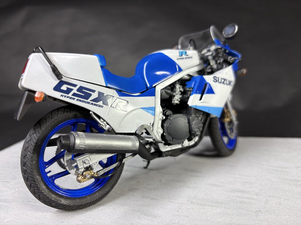 00aBLkNtixJU9br's tweet photo. ハセガワGSX-R(H)(GR71)の細部手直しして、完成写真撮りました😊あんまし変わらんけど😅
wattsでライティングボード見つけたし使ってみた。
効果薄いけど展示会なら使える😊 https://t.co/zcsrhNpbkz