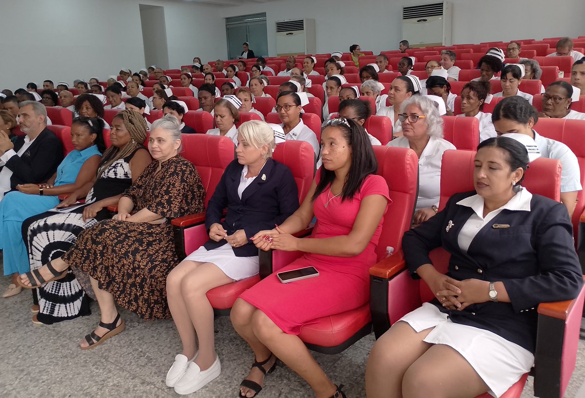 MINSAPCuba's tweet photo. 🩺 ⚕️En el acto conmemorativo por el Día de la Enfermería en #Cuba la joven Dayanelis Basile Martínez, estudiante de la Facultad Lidia Doce del municipio 10 de Octubre, reiteró el compromiso de las nuevas generaciones del gremio.

#CubaPorLaVida  #LaPatriaSeDefiende https://t.co/IdKy2pAiKh