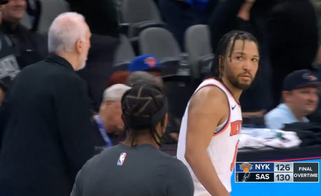 PasionBasketNBA's tweet photo. Cómo olvidar cuando la NBA multó con 25.000 $ a Víctor Wembanyama por lanzar el balón a la grada después de que Jalen Brunson anotase 61 puntos y así evitar que pudiese llevárselo a casa https://t.co/LbL8pZ8sTJ