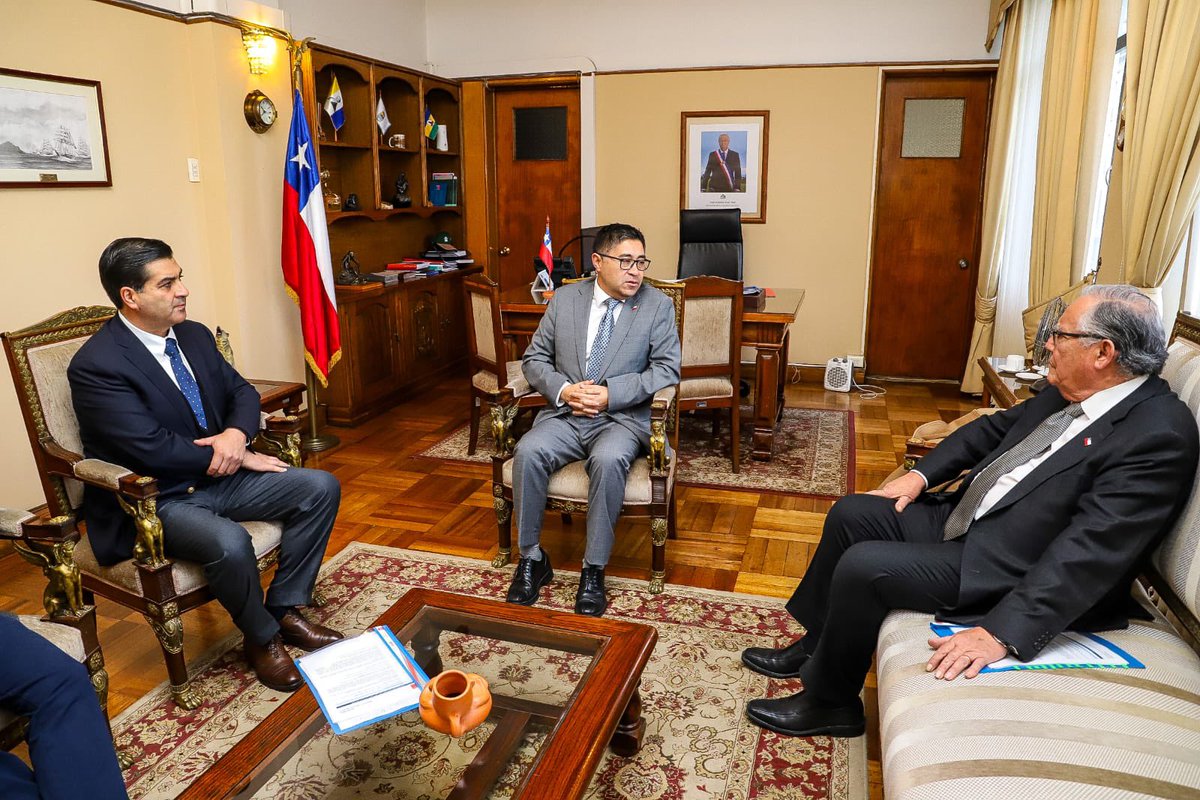 MinagriCL's tweet photo. Comenzando su visita en la Región del Biobío, el ministro Jaime Campos, junto al seremi de @MinagriBioBio, Francisco Lagos, se reunieron con el delegado de @DPRBiobio, Julio Anativia, para abordar distintos temas del sector agrícola y forestal. https://t.co/61Ko5f378p
