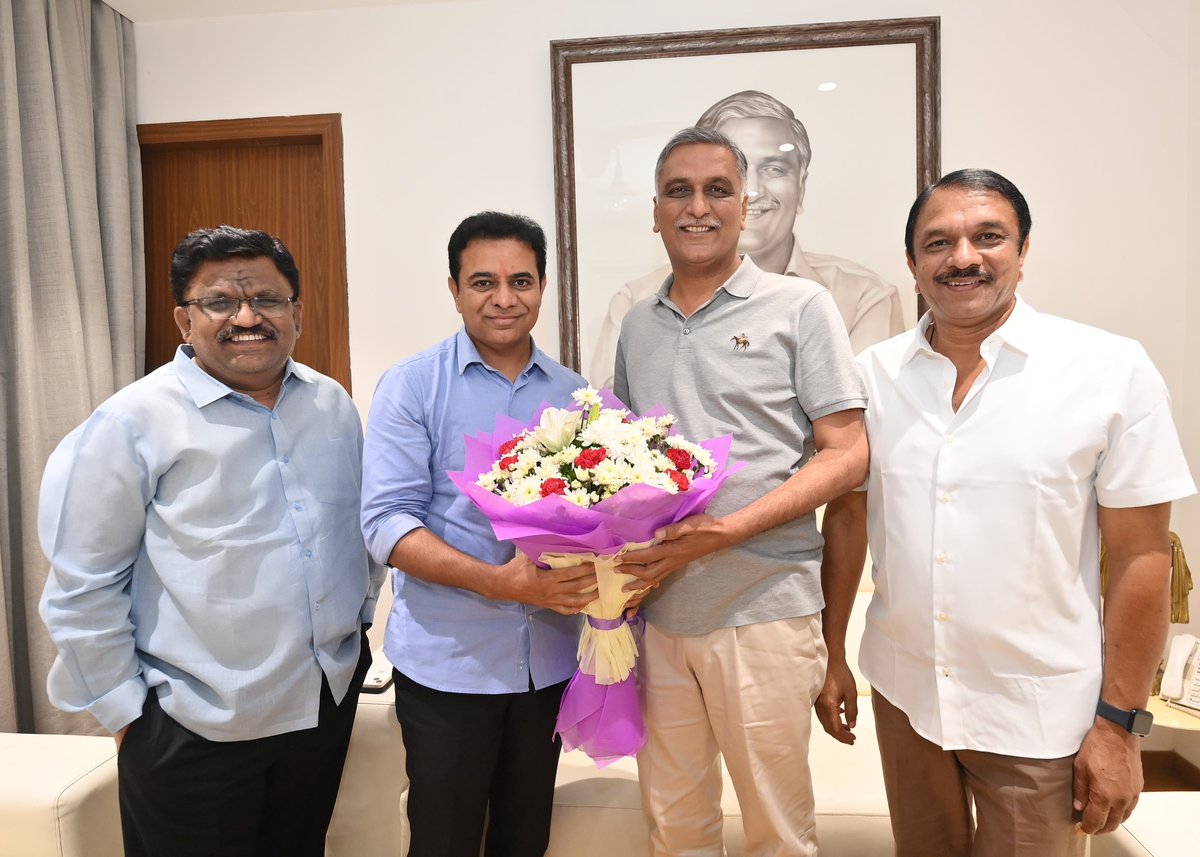 TelanganaFirst_'s tweet photo. మాజీ మంత్రి, సిద్దిపేట ఎమ్మెల్యే హరీష్ రావు జన్మదిన సందర్భంగా ఆయన నివాసానికి వెళ్లి జన్మదిన శుభాకాంక్షలు తెలిపిన బీఆర్ఎస్ వర్కింగ్ ప్రెసిడెంట్ కేటీఆర్. https://t.co/lnkUP4a8to