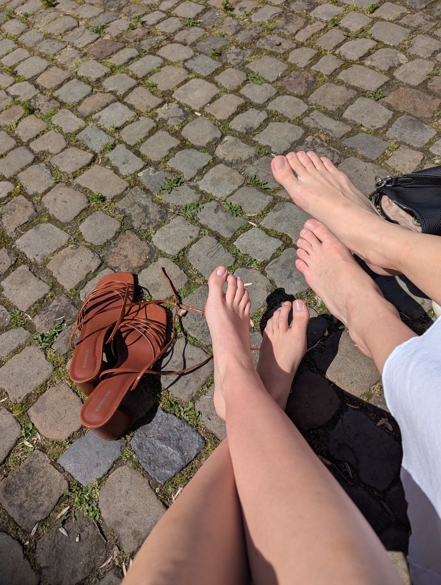 sarahmarieheide's tweet photo. Nachdem unser Sklave die Pediküre bezahlt hat, kriegt er natürlich auch ein paar Bilder 🤪😀 #girls #dominas #sklavenschweine #paypics https://t.co/pdAbpmwqdN