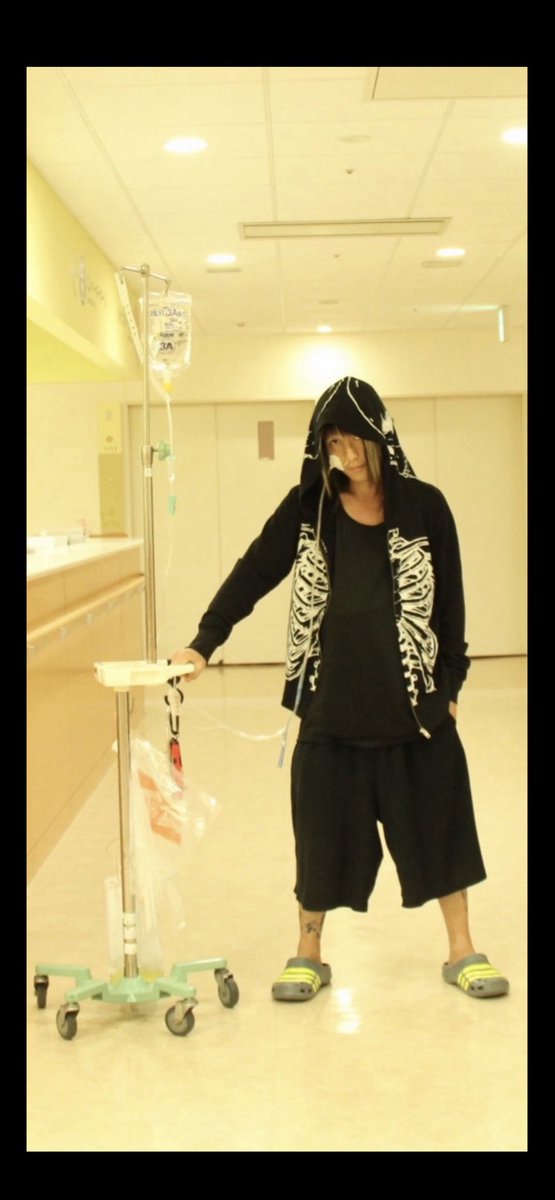 daisuke_side's tweet photo. 10年前に潰瘍性大腸炎を発症し
誰1人助かった事のない症例が
発覚し大腸が破裂　生死を彷徨い生還しました。進行は止まらず２回目の手術で小腸から肛門まで切断しました。途中何度も楽にしてくれと思いましたが　とにかく希望を捨てず闘い生還しました。
腸の病気は早期発見で助かる確率が上がります。一年放置した結果がこれなんで
下血したらすぐ検査してください