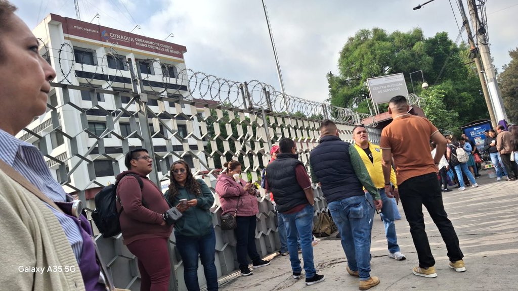 jaguarrpl's tweet photo. Manifestación afuera de las oficinas de CONAGUA 
Tezontle esquina Churubusco 
Trabajadores exige pagos atrasados hasta de 2 meses por parte de la emoresa WILK s de LS @iztacalconews @IztacalcoAl @lajornadaonline @julioastillero @eduardotrelles https://t.co/bOV2SOHgzC
