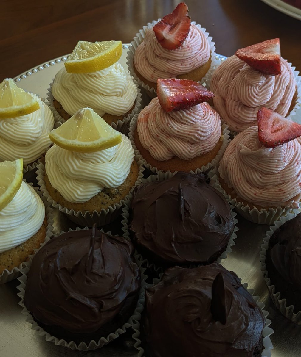 therookiecafe's tweet photo. ❊ order : cupcakes
𐙚 for : @chenforxd 
❊ from : @starschenl 
❊ message : RAFA BOOKS OUR SUPREME DIVA!!!!! We (I) love you and your friendship, and I admire you so much!!! When I grow up I want to be just like you, very dedicated and focused, hehe https://t.co/I1jY8XhM3g