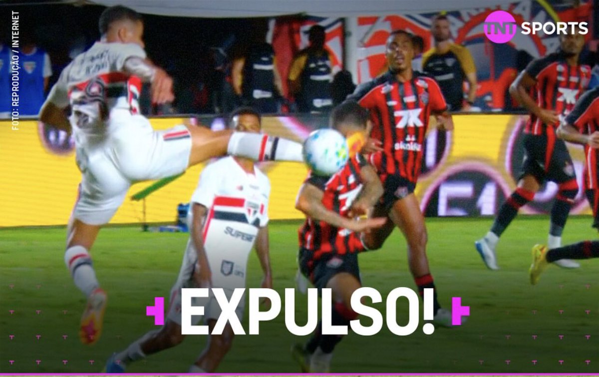 xavidade's tweet photo. @AndreRafael56 @FortalezaEC Foi mesmo, né? Expulsaram por conta de um chute no rosto… Que absurdo! Vá procurar cuidar da sua série D, timinho insignificante! https://t.co/CdVL37wgLU