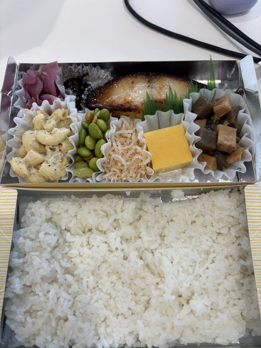 Laughingbd's tweet photo. ロケ弁で大人気の金兵衛のお弁当を食べましたが、私は刷毛醤油山登りの海苔弁のが好きかもー！こんな種類あるとは思わなかったので他のも食べてみよう https://t.co/YiNHItegyq