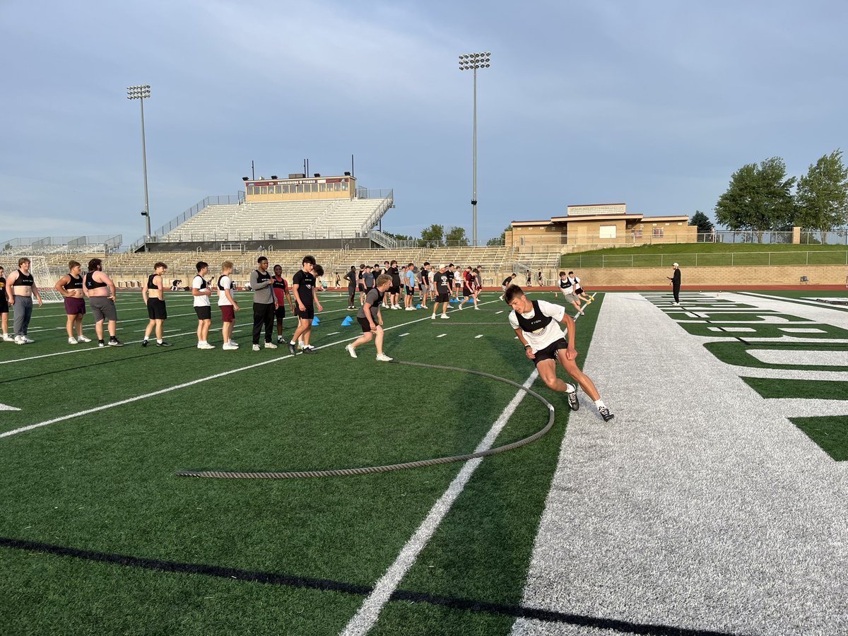 JasonCDorman's tweet photo. Back out bright &amp; early this morning with @HHSTigerFBall, getting some GPS data with the guys during their weekly sprint session. 

#SanfordSports https://t.co/WIFa5XqAqq