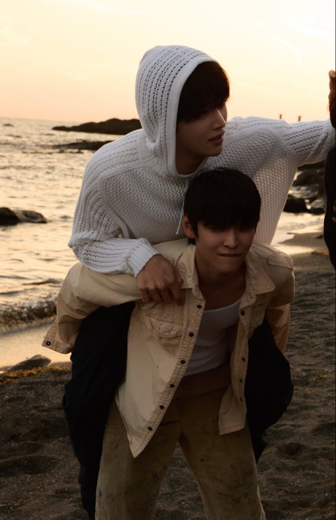 syongseoks's tweet photo. EUNSEOK CARRYING SUNGCHAN 😆 https://t.co/qdkMM3fRcV