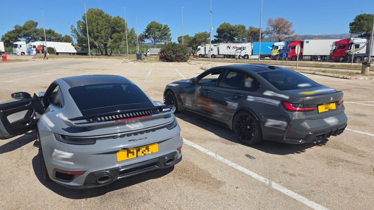 mossos's tweet photo. 🚔 Interceptem dos conductors de vehicles de gamma alta a l'AP-7 circulant a 222 km/h i a 210 km/h en un tram limitat a 100 km/h. 

🔗 Els detenim per un delicte contra la seguretat viària. 

La velocitat excessiva posa en risc la vida de tothom a la carretera. https://t.co/UEAKO5Yuw9