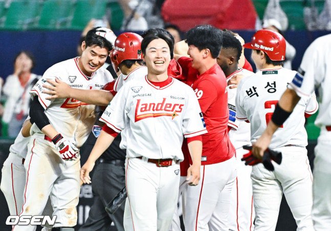 _imbyo's tweet photo. 어떤분 너무 활짝 웃고잇어서 
오히려 주인공같음 https://t.co/URubDgcOzv