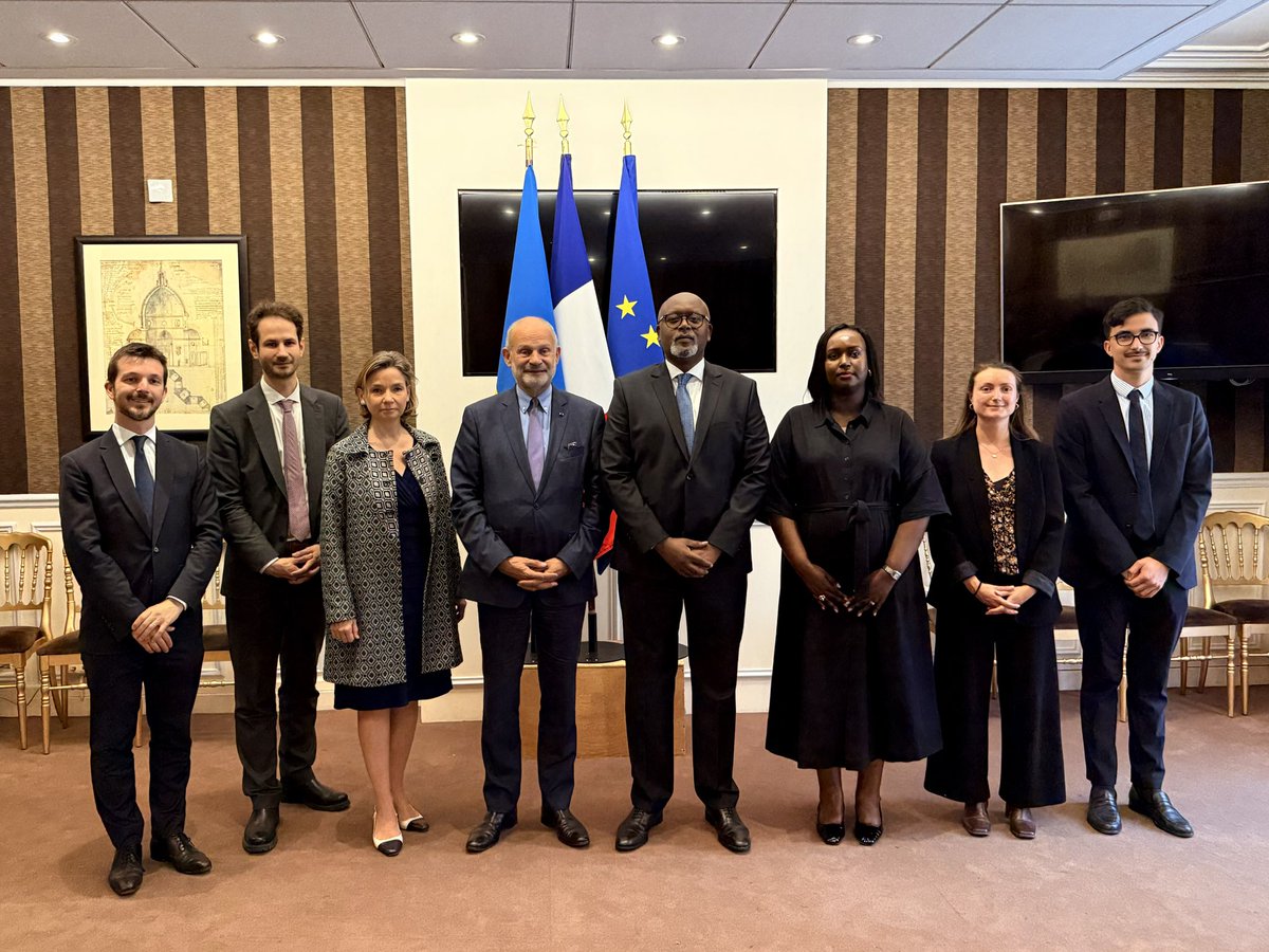 flashfmrw's tweet photo. U Rwanda n’u Bufaransa byashyize umukono ku masezerano abiri y’ubwumvikane agamije guteza imbere ubufatanye mu bijyanye n’abimukira ndetse no korohereza abagize imiryango y’abakozi bakorera mu butumwa bwa dipolomasi bwa buri gihugu gukorera mu kindi gihugu.  

Muri uyu muhango, Ambasaderi @FNimfura, Bwana Laurent Touvet, Umuyobozi ushinzwe abanyamahanga mu Bufaransa muri @Interieur_Gouv, ndetse na Ambasaderi @AurelieRG wa @ambafrancerwa, bagaragaje akamaro k’aya masezerano mu kurushaho gushimangira umubano n’ubufatanye hagati y’ibihugu byombi.