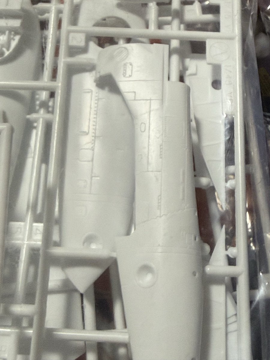 levihachi29's tweet photo. 72もそうだったけど48バルキリーの超繊細なスジボリ見て「ヤバっ！ハセガワのキットって全部こんな感じか？」って慌てて72ザブ見直したら結構適度な感じで一安心
なんせコテコテ筆塗り人なので https://t.co/nD6RjYNk94