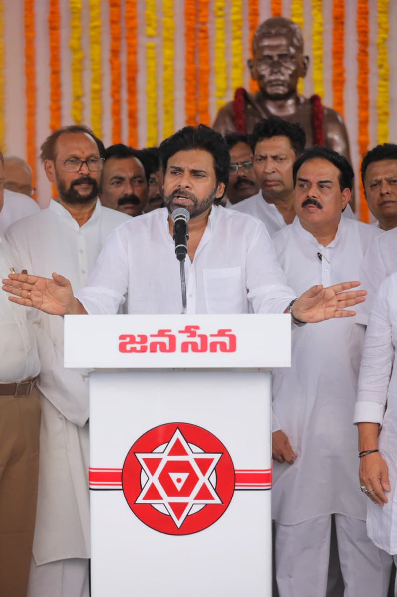 JanaSenaParty's tweet photo. రెండు రాష్ట్రాల ప్రజల మధ్య బంధుత్వాలు, సంబంధాలు ఉన్నాయి. అలాగే వ్యాపారాలు, కాంట్రాక్టులు కూడా జరుగుతున్నప్పుడు ప్రజల మధ్య విద్వేషాలు రెచ్చగొట్టడం ఎందుకు? కాంగ్రెస్ కూడా జాతీయ పార్టీ పంథాను వీడి  ప్రాంతీయతను రెచ్చగొట్టేలా మాట్లాడటం మానుకోవాలి. జాతీయ సమగ్రత విషయంలో స్పష్టమైన విధానం ఉండాలి. ఇలా ప్రాంతీయ విద్వేషాలు రెచ్చగొట్టుకుంటు పోతే కాంగ్రెస్ పార్టీ జెన్ జీ యువతకు దేశ సుస్థిరత విషయంలో ఎలాంటి మార్గనిర్దేశకం చేస్తుంది? 12 ఏళ్ల తరువాత తెలంగాణలో సభ పెట్టాలని అనుకున్నాను. సాధారణంగా అనుమతి ఇచ్చుంటే ఇంత రాద్ధాంతం అయ్యేది కాదు. తెలంగాణ ముఖ్యమంత్రి శ్రీ రేవంత్ రెడ్డి గారు దీని వెనక ఉన్నారు అని నేను అనుకోవడం లేదు. కొందరు మధ్యలోని వ్యక్తులే సభకు ఆటంకాలు కలిగించి ఉంటారని భావిస్తున్నాను.  
• మూడు రాజధానులు అయిపోయాయి... ఇప్పుడు మూడు జిల్లాల రాజధాని   
అమరావతి ఉద్యమ  సమయంలో అందరినీ ఏకతాటిపైకి తీసుకొచ్చేలా ఒక భావన కలపాలనే ఉద్దేశంతోనే జై ఆంధ్ర నినాదం ఇవ్వాలని కోరాను. వైసీపీ అధికారంలో ఉన్నప్పుడు మూడు రాజధానులు అంటూ పాలన సాగించింది. ఇప్పుడు అధికారం పోయాక మూడు జిల్లాలను కలుపుతూ ఏదో పేరుతో రాజధాని అంటున్నారు. 2014లో అమరావతి అనే రాజధాని నిర్ణయం తీసుకున్నారు. దానికి కట్టుబడి ముందుకు వెళ్లాలి. ప్రతిసారీ ఇష్టానుసారం రాజధాని మార్చుకునేలా మాట్లాడటం సరికాదు. ఇక్కడ రైతులు 33 వేల ఎకరాల భూమిని ఇచ్చారు. ఇక్కడ రాజధాని అభివృద్ధి చేయాలి. 
రాజధాని అనేది రాత్రికి రాత్రి పూర్తయ్యే ప్రక్రియ కాదు. అది భవిష్యత్తు తరాలకు దిశానిర్దేశం చేస్తుంది. ప్రతిసారీ అమరావతి విషయంలో వైసీపీ ద్వంద్వ విధానాలతో ప్రజల్లోనూ, పారిశ్రామికవేత్తల్లోనూ కావాలనే అయోమయం నెలకొల్పుతోంది. జనసేన నూతనంగా ఏర్పాటు చేస్తున్న సేనా గళం అందరినీ కలపాలనే బృహత్తర ఆశయంతో ముందుకు సాగుతుంది’’ అన్నారు.