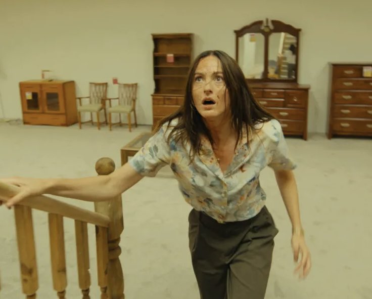 VituTakasu's tweet photo. Opinando sobre o filme

O terror dele é o bagulho mais diferente que já assisti até agora, é como se as próprias Backrooms fossem um personagem, vc não para de ficar olhando cada metro quadrado dos quartos, é inquietante e divertido, e ainda tem umas críticas sociais fodas https://t.co/B1ukOSuHsf