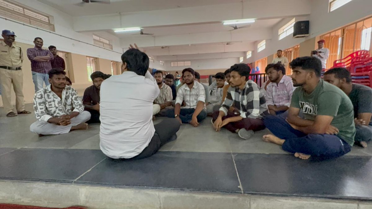 PoliceKurnool's tweet photo. ఐపిఎల్ విజయోత్సాహంలో వ్యక్తిత్వాన్ని కోల్పోవద్దు.

కర్నూలు రాజ్ విహార్ లో ప్రైవేటు ప్రభుత్వ ఆస్తులకు బస్సులకు అద్దాలు పగలగొట్టిన నేపథ్యంలో కర్నూలు టూ టౌన్ పోలీసుల ఆధ్వర్యంలో యువతకు ప్రముఖ సైకాలజిస్ట్ సుధీర్ సండ్ర ద్వారా అవగాహన కౌన్సెలింగ్ నిర్వహించారు.#PoliceKurnool #APPOLICE100 https://t.co/h8F2FKj7kc