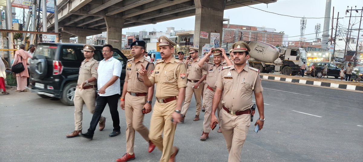 DCP_South's tweet photo. @DCP_South @AmitKAnandIPS के निर्देशन में #एसीपी_कृष्णानगर @coprajaneesh मय पुलिस फोर्स  थाना सरोजिनीनगर क्षेत्र में शान्ति सुरक्षा व कानून-व्यवस्था बनाये रखने एवं आमजन में सुरक्षा का भाव जागृत करने के उद्देश्य से पैदल गश्त व संदिग्ध वाहन/व्यक्तियों की चेकिंग की गई
#Lkopolice https://t.co/nawT6EmHpS