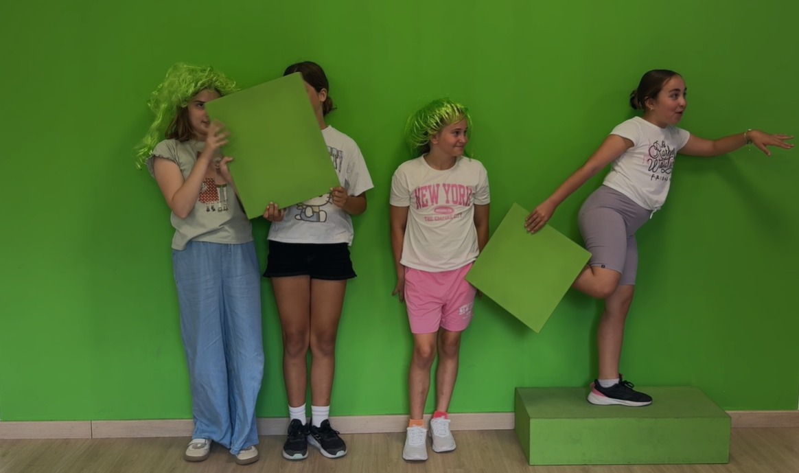 IB3's tweet photo. #IB3Televisió ha rebut avui la visita dels alumnes del CEIP Puig de sa Ginesta 😀

 🎤 Han fet de presentadors i han donat el temps al plató d'informatius 🌤️

Gràcies per compartir aquesta experiència amb nosaltres‼️

📸 Els alumnes del @ceippuigdesaginesta, al plató d'@ib3noticies i a les portes d'#IB3Televisió.