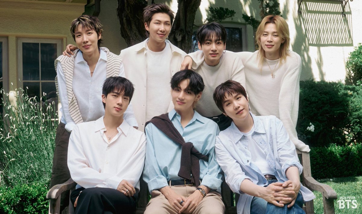 KTH_APPLEMUSIC's tweet photo. Can't get over how amazing Taehyung looks in the BTS Family Photo for #2026BTSFESTA https://t.co/IDjGRDtexh
